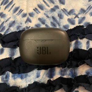 JBL Charcoal Wireless Earbuds Case
